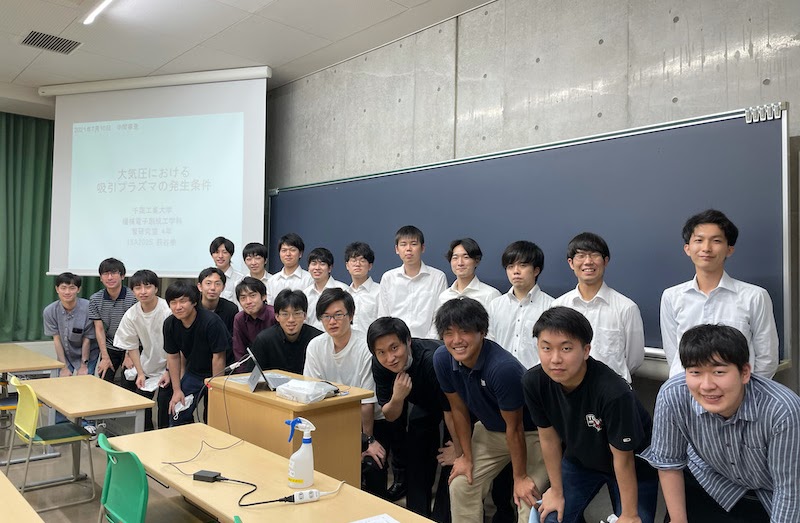 会議室に集まる人々
自動的に生成された説明