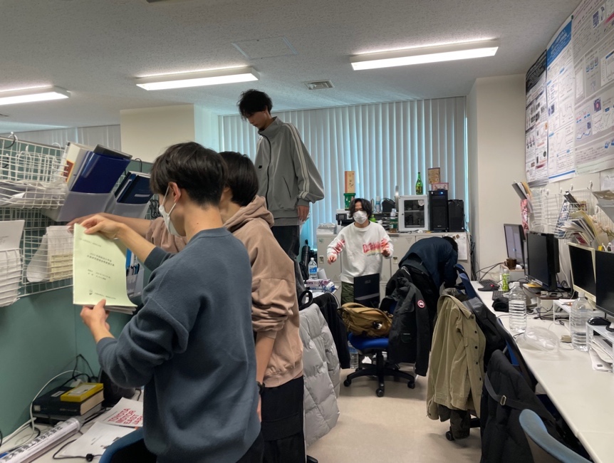 キッチンで作業をしている男性
低い精度で自動的に生成された説明