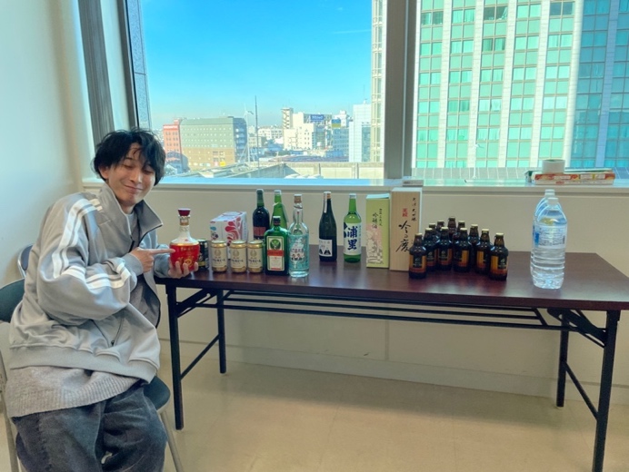 屋内, 窓, 人, テーブル が含まれている画像
自動的に生成された説明