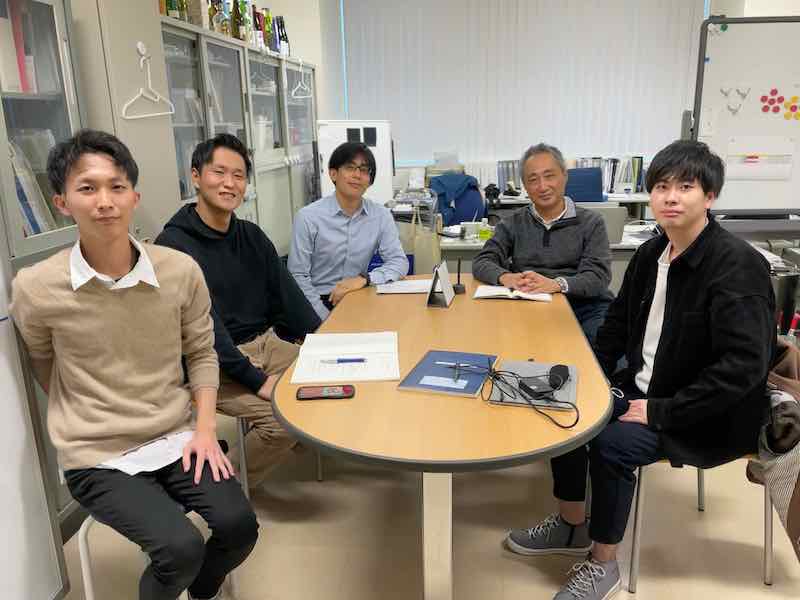机の上に座っている人たち
中程度の精度で自動的に生成された説明