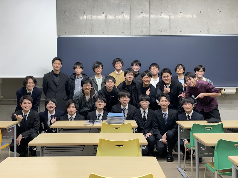 会議室に集まる人々
自動的に生成された説明