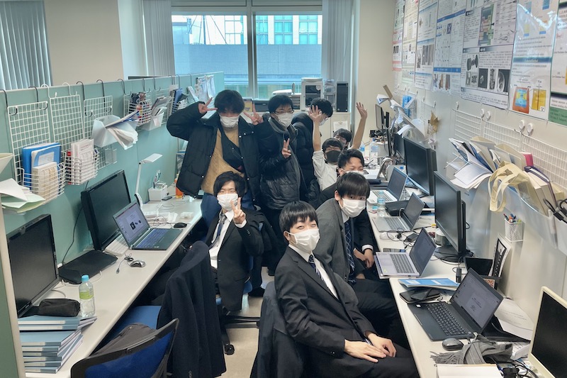 ノートパソコンで作業をしている人たち
中程度の精度で自動的に生成された説明