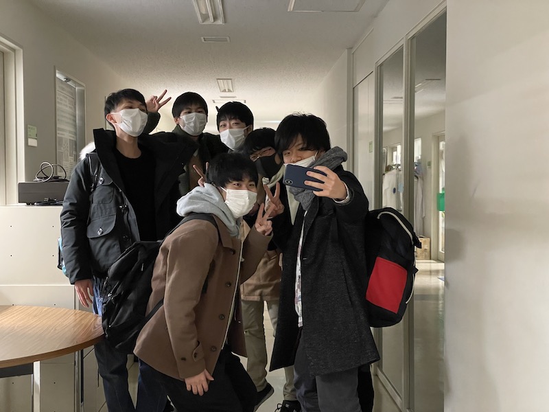 部屋の中に立っている男性たち
低い精度で自動的に生成された説明