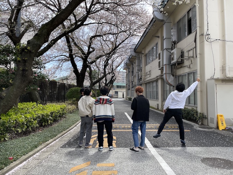 歩道を歩いている人
自動的に生成された説明