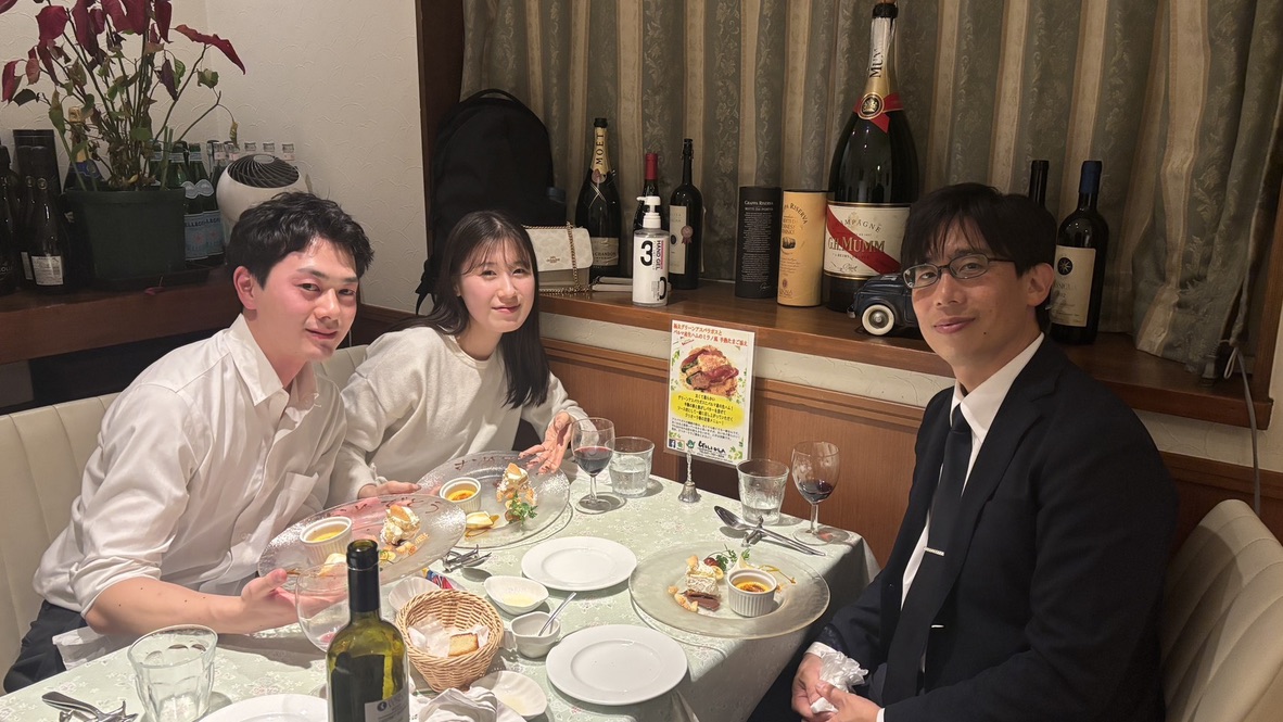 テーブルで食事をしている人達
AI 生成コンテンツは誤りを含む可能性があります。