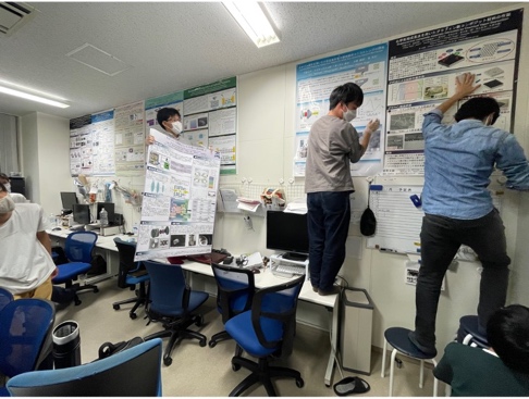 屋内, 天井, 人, 立つ が含まれている画像
自動的に生成された説明