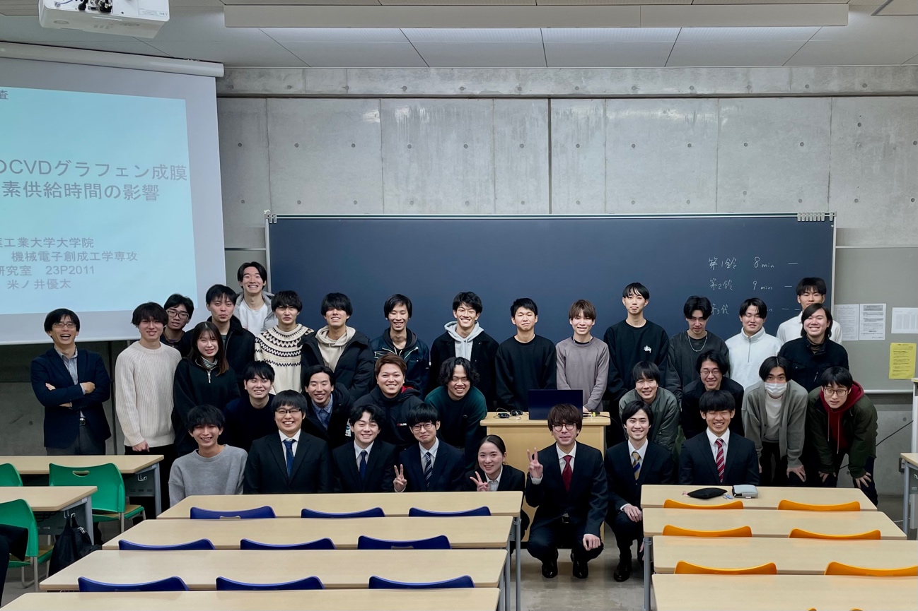会議室に集まる人々
自動的に生成された説明