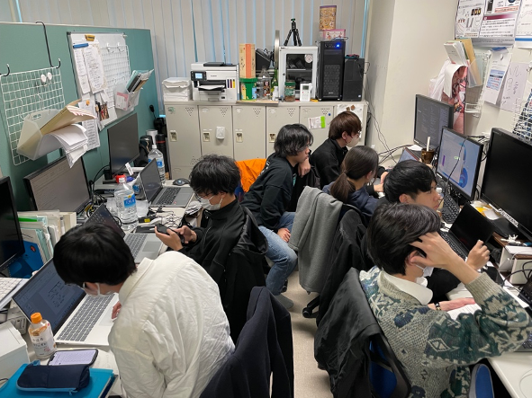 屋内, 人, テーブル, 散らかった が含まれている画像
自動的に生成された説明