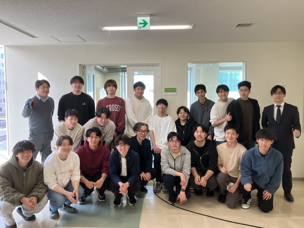 部屋の中に立っている人たち
AI によって生成されたコンテンツは間違っている可能性があります。