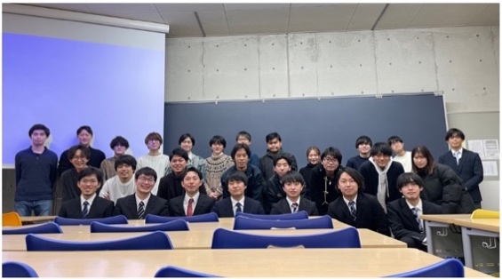 会議室に集まる人々
自動的に生成された説明