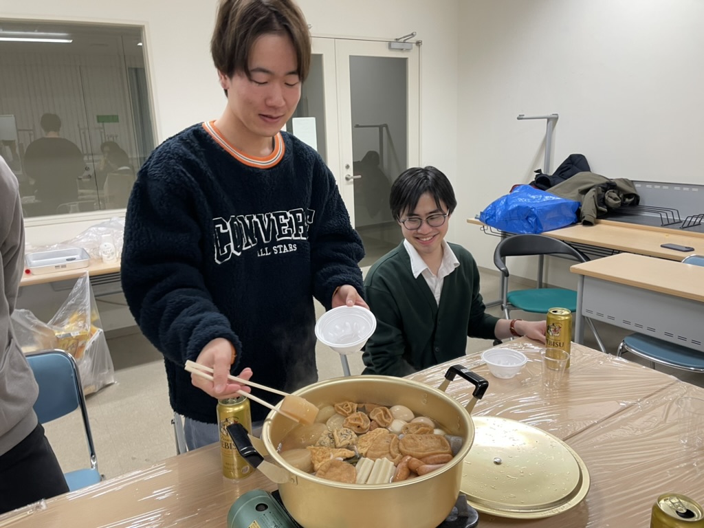 キッチンで料理をしている男性
AI によって生成されたコンテンツは間違っている可能性があります。