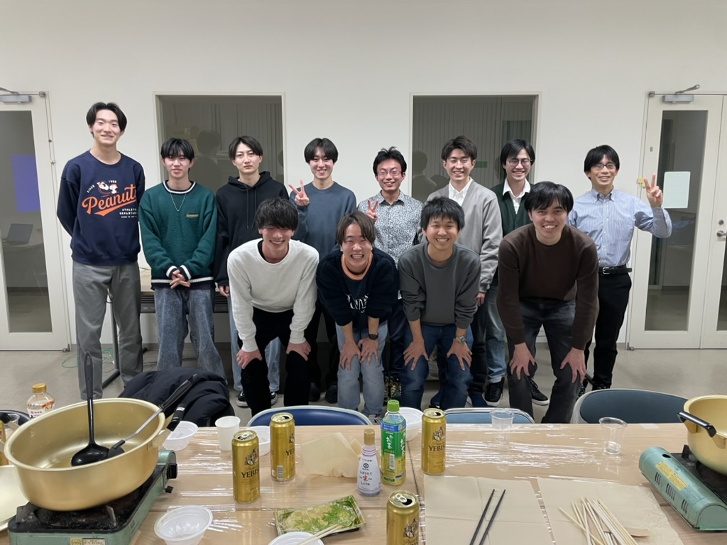 テーブルの周りに集まっている人たち
AI によって生成されたコンテンツは間違っている可能性があります。