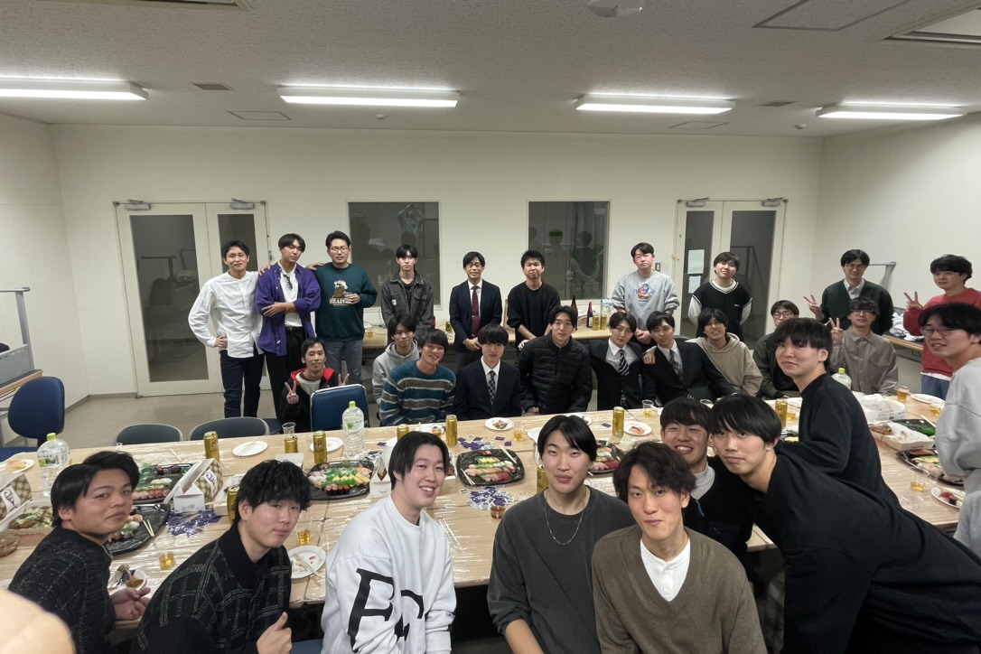 会議室に集まる人々
AI によって生成されたコンテンツは間違っている可能性があります。