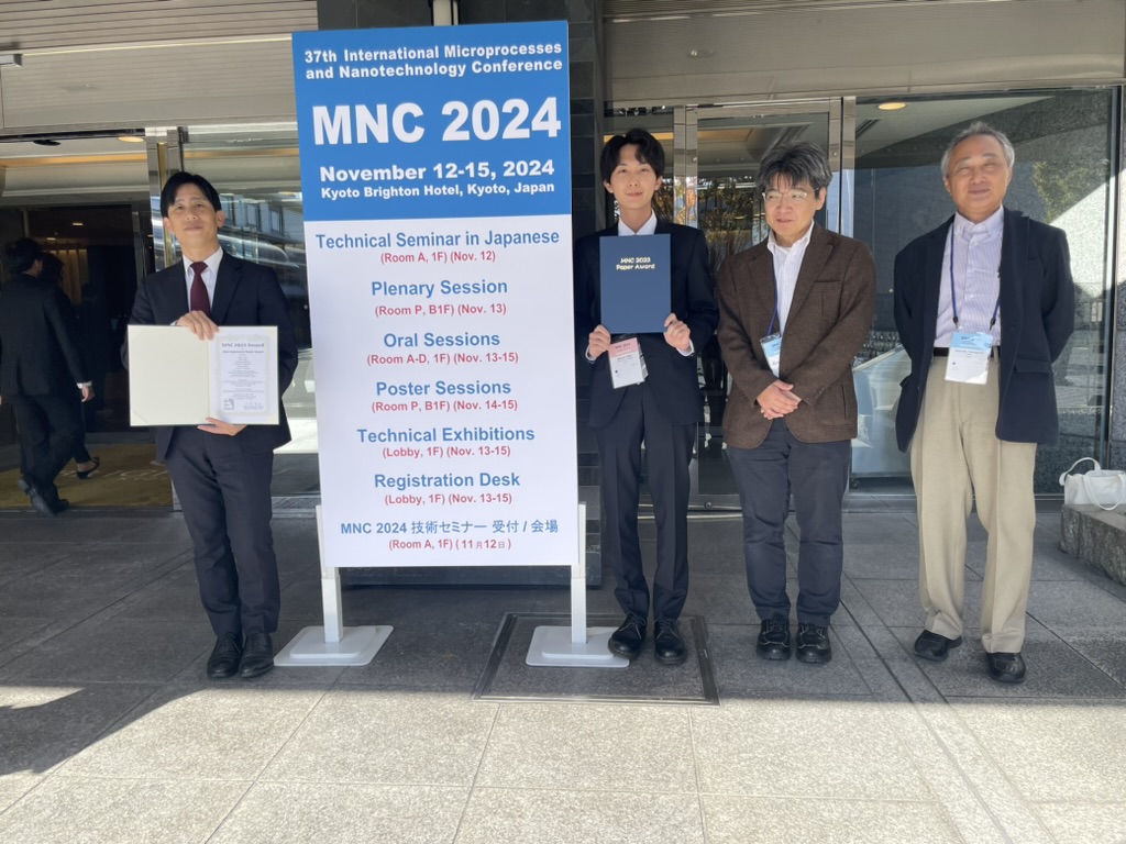 人, 建物, 立つ, 男 が含まれている画像
AI によって生成されたコンテンツは間違っている可能性があります。