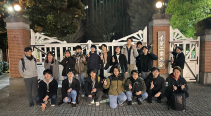 人, 屋内, 男, テーブル が含まれている画像
自動的に生成された説明