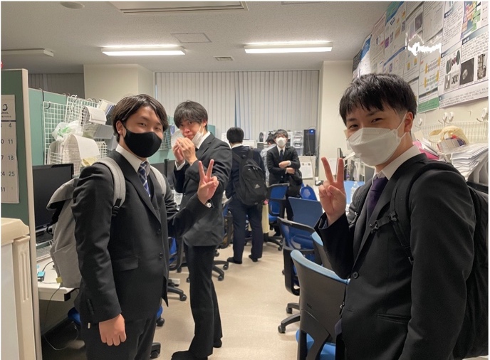 人, 屋内, 立つ, 天井 が含まれている画像
自動的に生成された説明