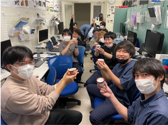 人, 屋内, グループ, 子供 が含まれている画像
自動的に生成された説明