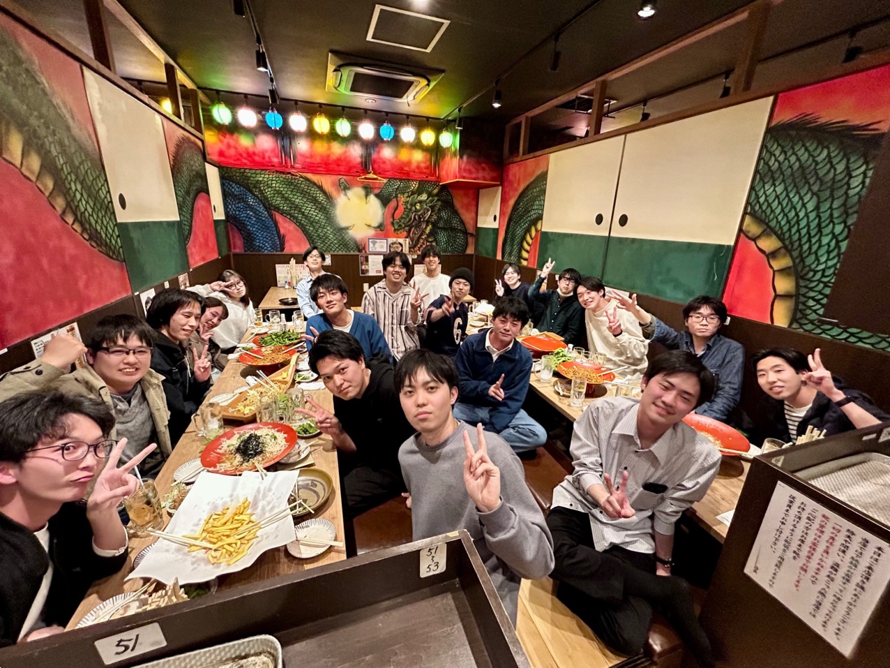 人, 屋内, 天井, テーブル が含まれている画像
自動的に生成された説明
